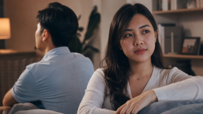 Pasangan dewasa duduk tenang di ruang tamu, merefleksikan ketergantungan emosional dan kembali terhubung dengan diri sendiri